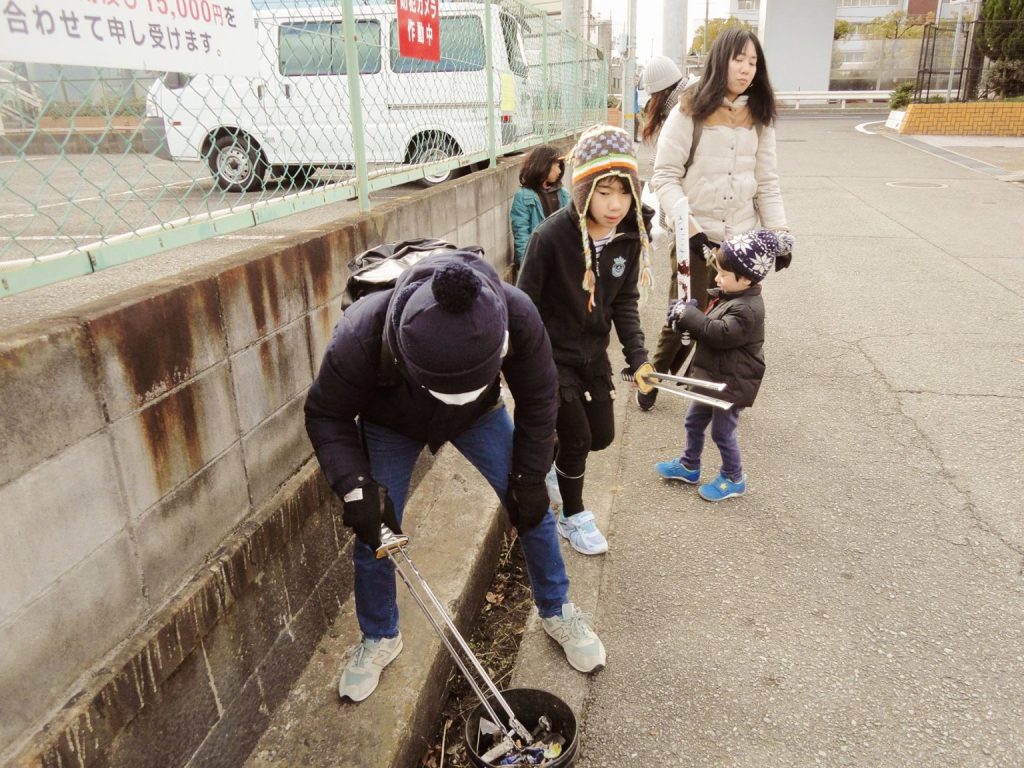 地域のゴミ拾い事業「護美奉行(ごみぶぎょう)」活動風景の写真